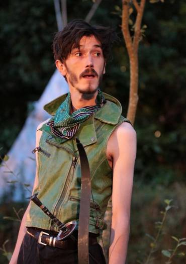 Portrait de Robin des bois adossé à un arbre