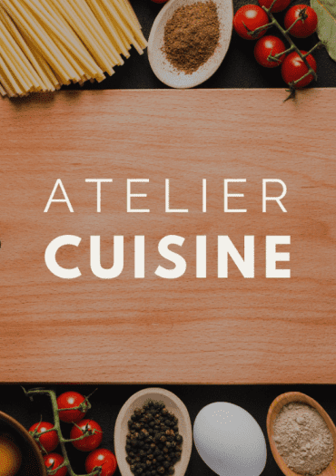 Planche à découper avec Atelier cuisine écrit dessus.