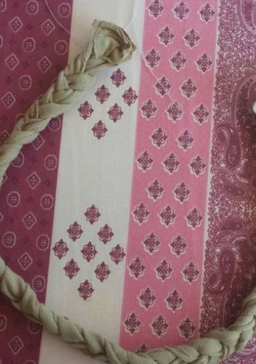 De vieux tee-shirt et un peu de créativité pour réaliser des bijoux.