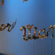 Installation de l'exposition "Les murs murmurent les mots"