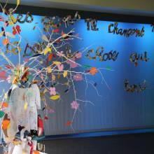 Installation de l'exposition "Les murs murmurent les mots"