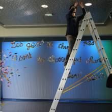 Installation de l'exposition "Les murs murmurent les mots"