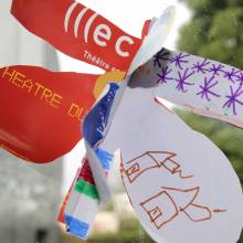 Installation de l'exposition "Les murs murmurent les mots"