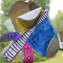 Installation de l'exposition "Les murs murmurent les mots"