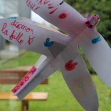 Installation de l'exposition "Les murs murmurent les mots"