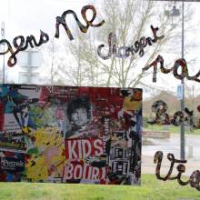 Installation de l'exposition "Les murs murmurent les mots"