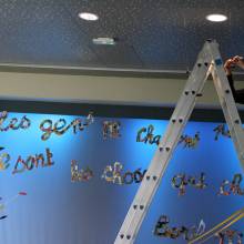 Installation de l'exposition "Les murs murmurent les mots"