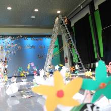 Installation de l'exposition "Les murs murmurent les mots"