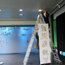 Installation de l'exposition "Les murs murmurent les mots"