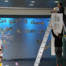 Installation de l'exposition "Les murs murmurent les mots"