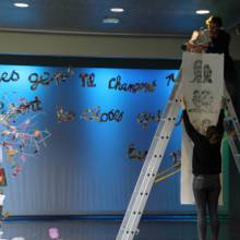 Installation de l'exposition "Les murs murmurent les mots"