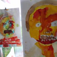 Installation de l'exposition "Les murs murmurent les mots"