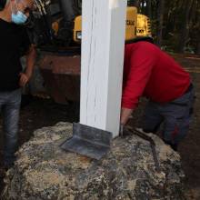 Pose de la Croix et de son Christ à la Croix du Bois