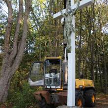 Pose de la Croix et de son Christ à la Croix du Bois