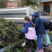 Distrihution des fleurs par les jardiniers communaux
