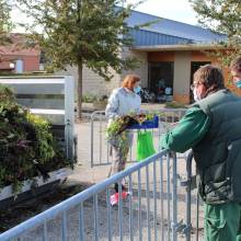 Distrihution des fleurs par les jardiniers communaux