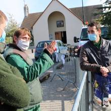 Distrihution des fleurs par les jardiniers communaux
