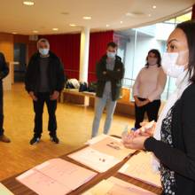 Distribution des boîtes de chocolats aux seniors de plus de 70 ans