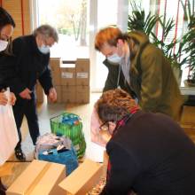 Distribution des boîtes de chocolats aux seniors de plus de 70 ans