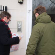 Distribution des boîtes de chocolats aux seniors de plus de 70 ans