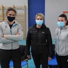 Pauline DÉROULÈDE, le nouvel espoir olympique du tennis français, Sylvie DANIEAU, responsable du service des sports de la Ville et Aurélie SOMARRIB, l'entraineur de Pauline