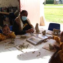 Atelier poterie à Port-Royal des Champs avec le Centre Athéna pour les familles de Magny-les-Hameaux
