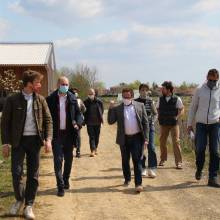 M. le Maire accueille M. le Député des Yvelines à la Ferme de la Closeraie