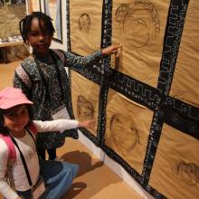 Une classe de l'école Corot est venue vendredi 28 mai visiter l'exposition et poser devant leurs auto-portraits