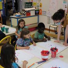 Lirenval : visite de l’illustratrice Marianne Barcilon à l'école Corot