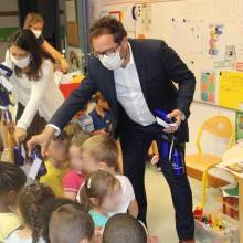 Remise des gourdes dans les écoles