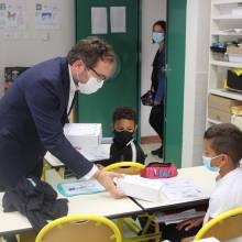 Remise des gourdes dans les écoles