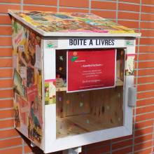 Boîte à livres située sur le fronton de l'Estaminet