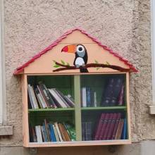 Boîte à livres située sur le fronton de l'école Rosa Bonheur
