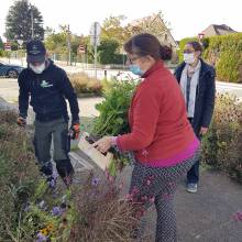 Distribution gratuite de fleurs et atelier « comment entretenir ses outils de jardinage »