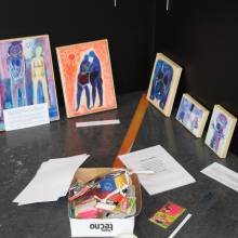 Chat alors ! Une exposition lumineuse en cours d'installation