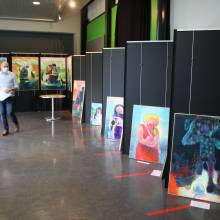 Chat alors ! Une exposition lumineuse en cours d'installation