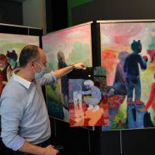 Chat alors ! Une exposition lumineuse en cours d'installation