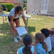 Visite du Salon des peintres par les enfants de la Commune
