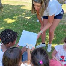 Visite du Salon des peintres par les enfants de la Commune