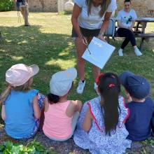 Visite du Salon des peintres par les enfants de la Commune