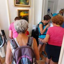 Visite du Salon des peintres par les enfants de la Commune