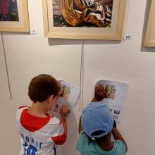 Visite du Salon des peintres par les enfants de la Commune