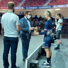 M. le Maire remet à Marie Patouillet un pot de miel