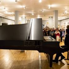 Pianiste derrière son piano