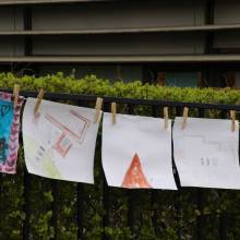 La grande lessive : manifestation d’art participatif (Corot/Samain)