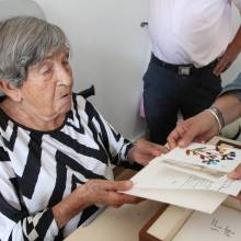 Ginette Kolinka découvre le contenu des lettres du Livre Infini 21