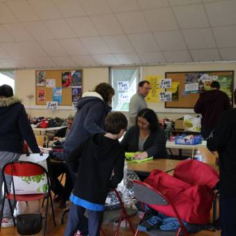 Braderie de vêtements et objets de puériculture 