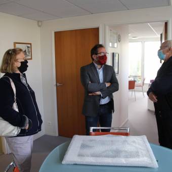 Patrick Pogu offre une œuvre à la Ville