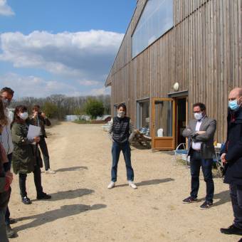 M. le Maire accueille M. le Député des Yvelines à la Ferme de la Closeraie