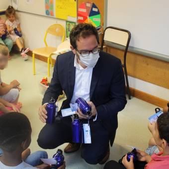 Remise des gourdes dans les écoles
